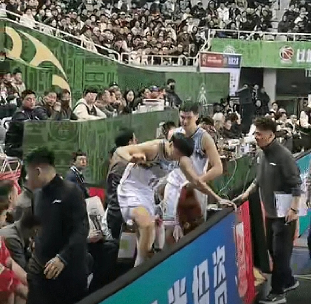 争议判罚成比赛焦点，球迷情绪激动不已