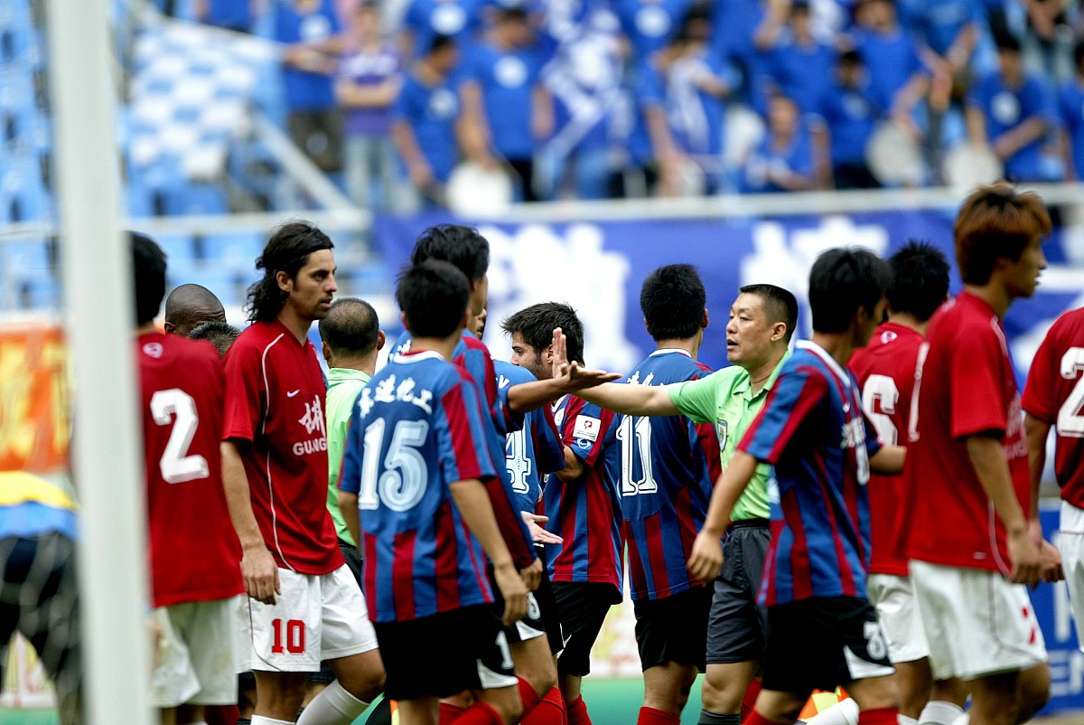 关于本轮焦点：法国队险胜，球迷沸腾的信息