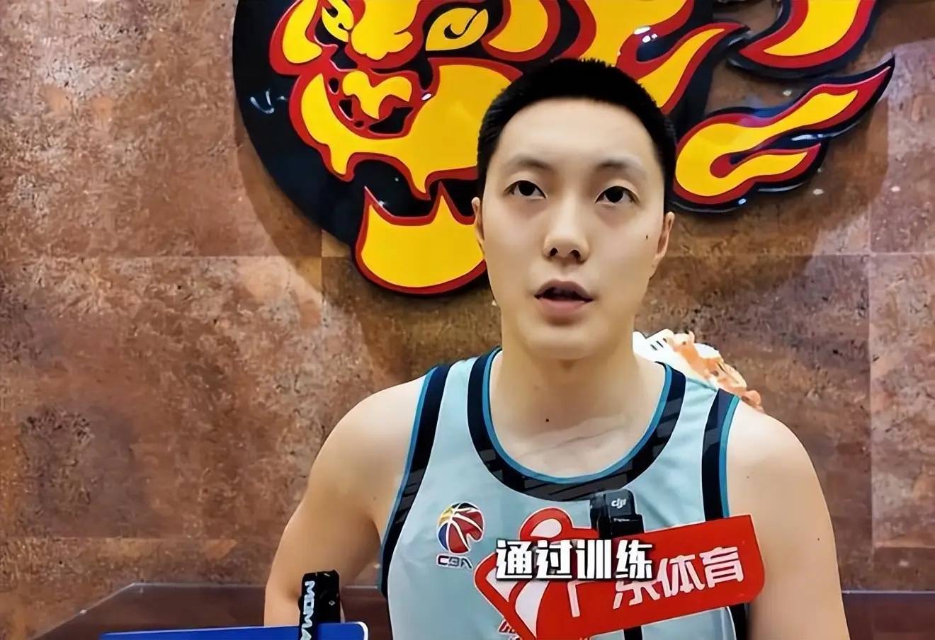 篮球明星因家庭原因暂时缺席球队训练