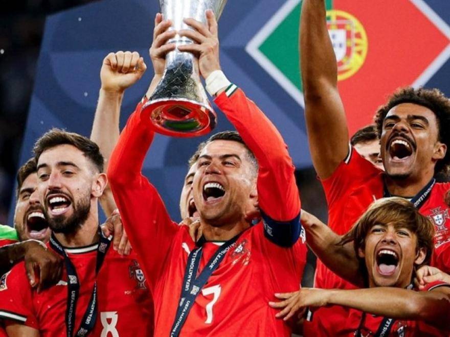 意大利战胜英格兰,捧起欧洲杯冠军! 意大利战胜英格兰,捧起欧洲杯冠军!