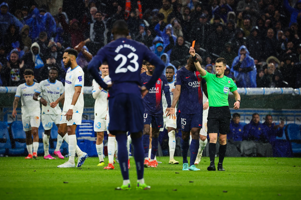 关于法甲聚焦：巴黎圣日耳曼客胜特鲁瓦重回联赛榜首的信息