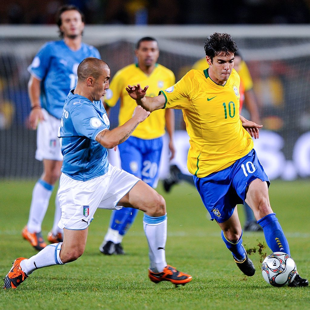 足坛精彩对决惊险连连，球队壮志凌云