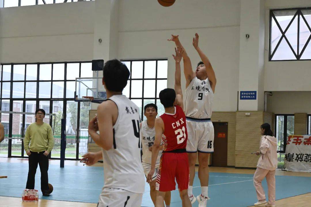 蓄势待发！顶级篮球联赛球员备战迎接挑战的简单介绍