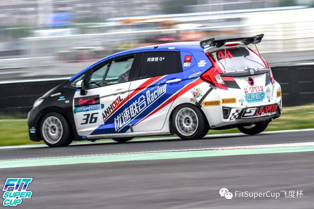 包含红黄蓝国际赛场上演激烈角逐的词条