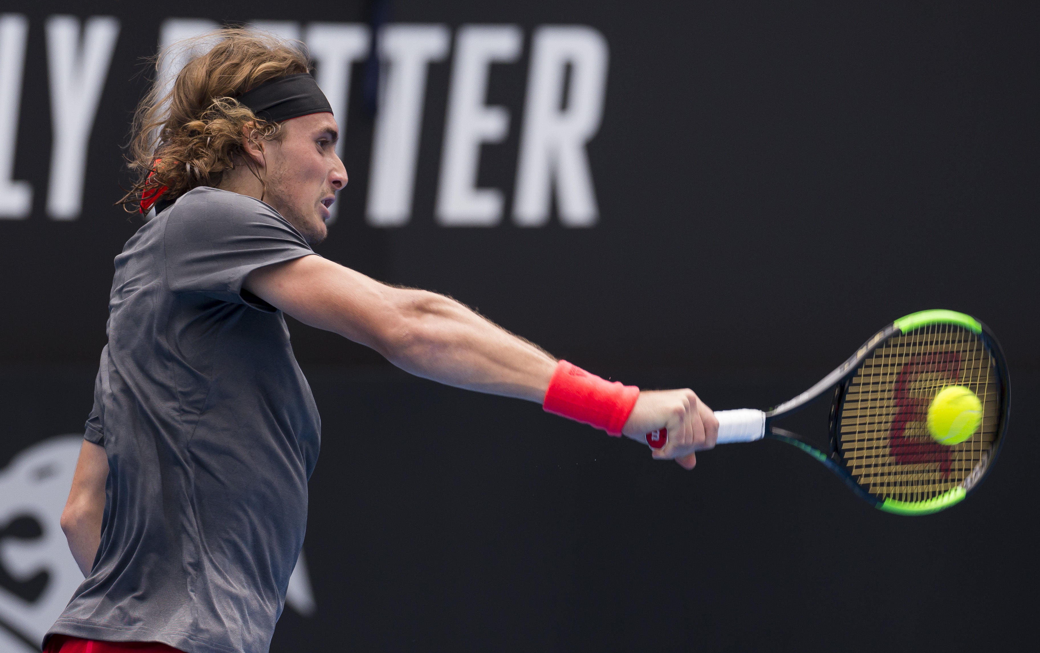 关于澳大利亚网球队鏖战意大利网球队，西西帕斯统治全场的信息