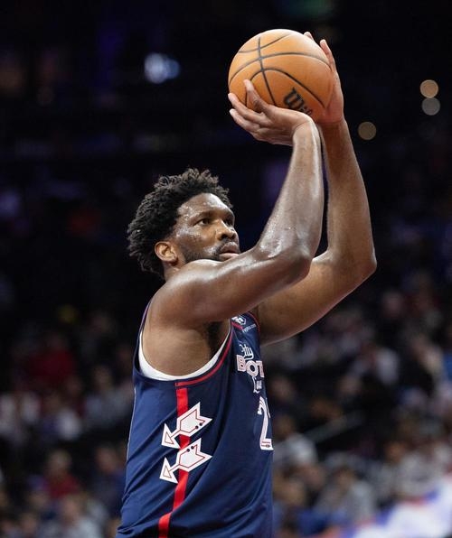 公牛鏖战独行侠，恩比德高光表现