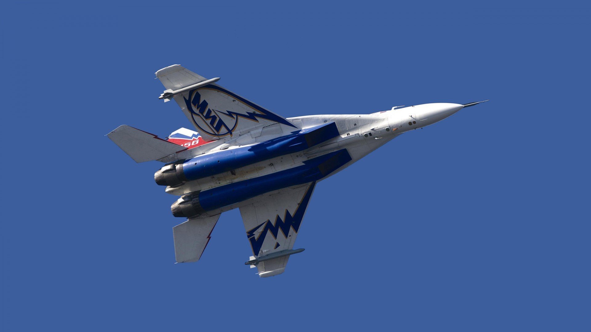 极限速度与团队韧性的双重奏，从F1巴林到NBA赛场的战术博弈